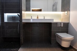 Familien-Suite | Badezimmer | Dusche, Haartrockner, Handtücher, Seife