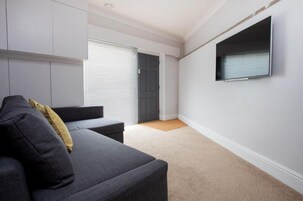 Familien-Suite | Wohnzimmer | 40-Zoll-Smart-TV mit Digitalempfang, Fernseher, Netflix