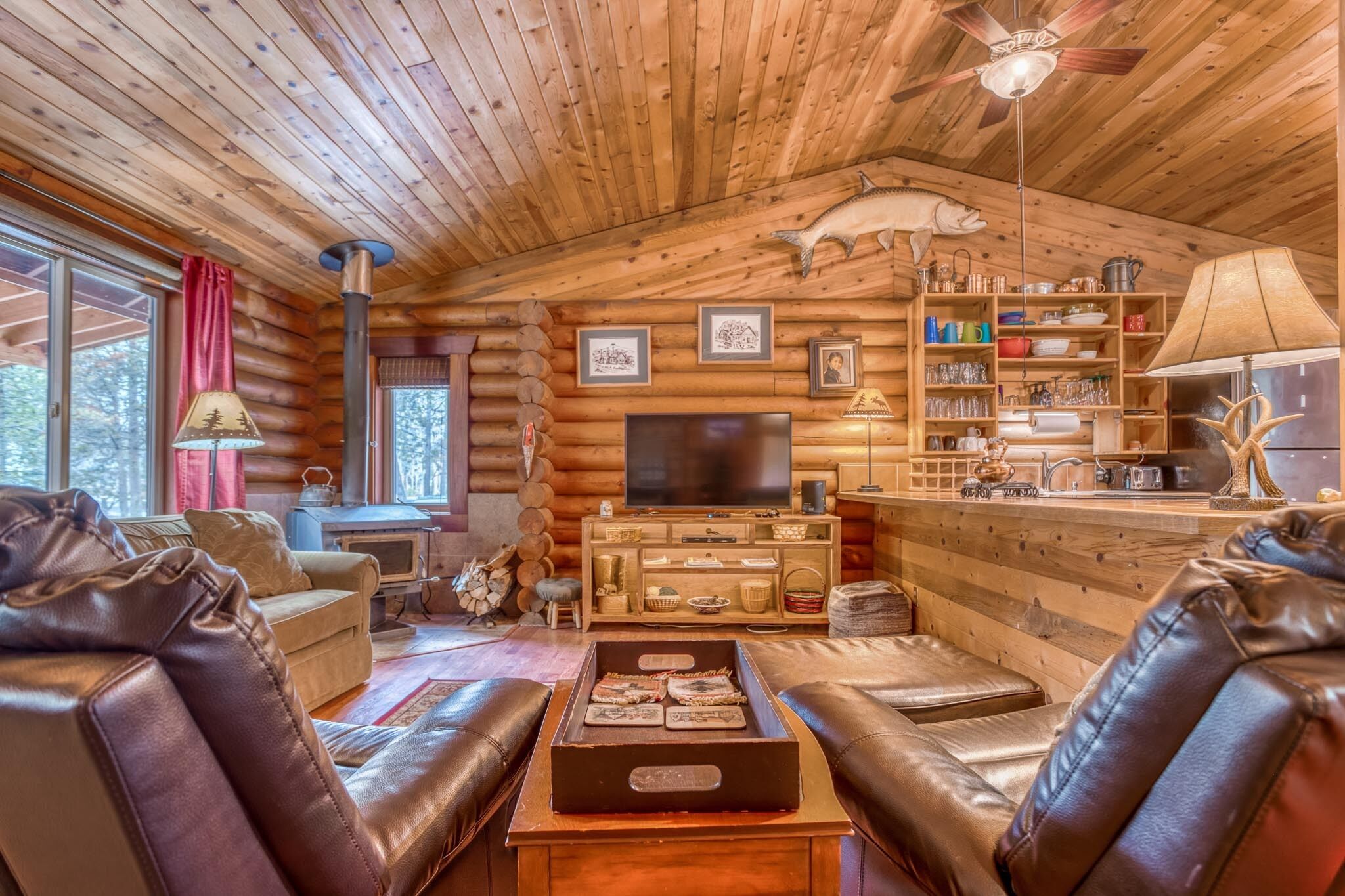 Rustic Log-Cabin with Modern Amenities and Hot Tub Near Deschutes and Sunriver!
