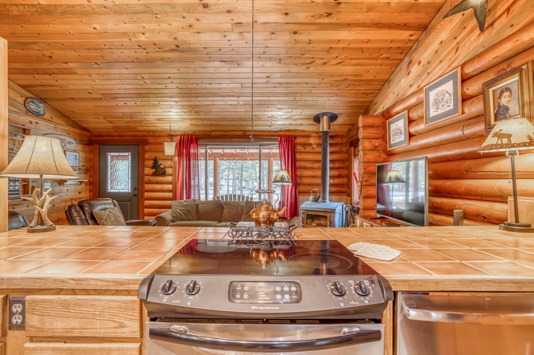 Rustic Log-Cabin with Modern Amenities and Hot Tub Near Deschutes and Sunriver!