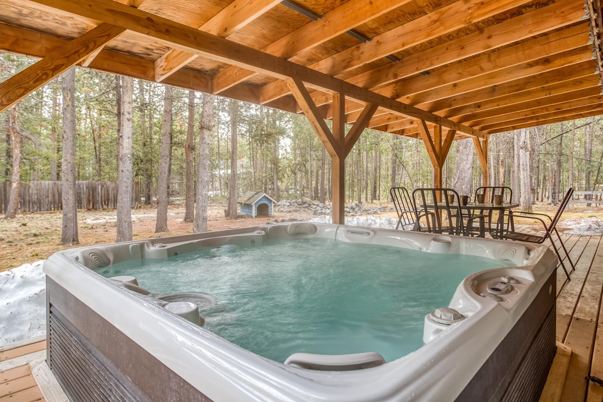 Rustic Log-Cabin with Modern Amenities and Hot Tub Near Deschutes and Sunriver!