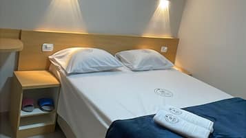 Quarto casal superior | Escrivaninha, Wi-Fi de cortesia, roupa de cama
