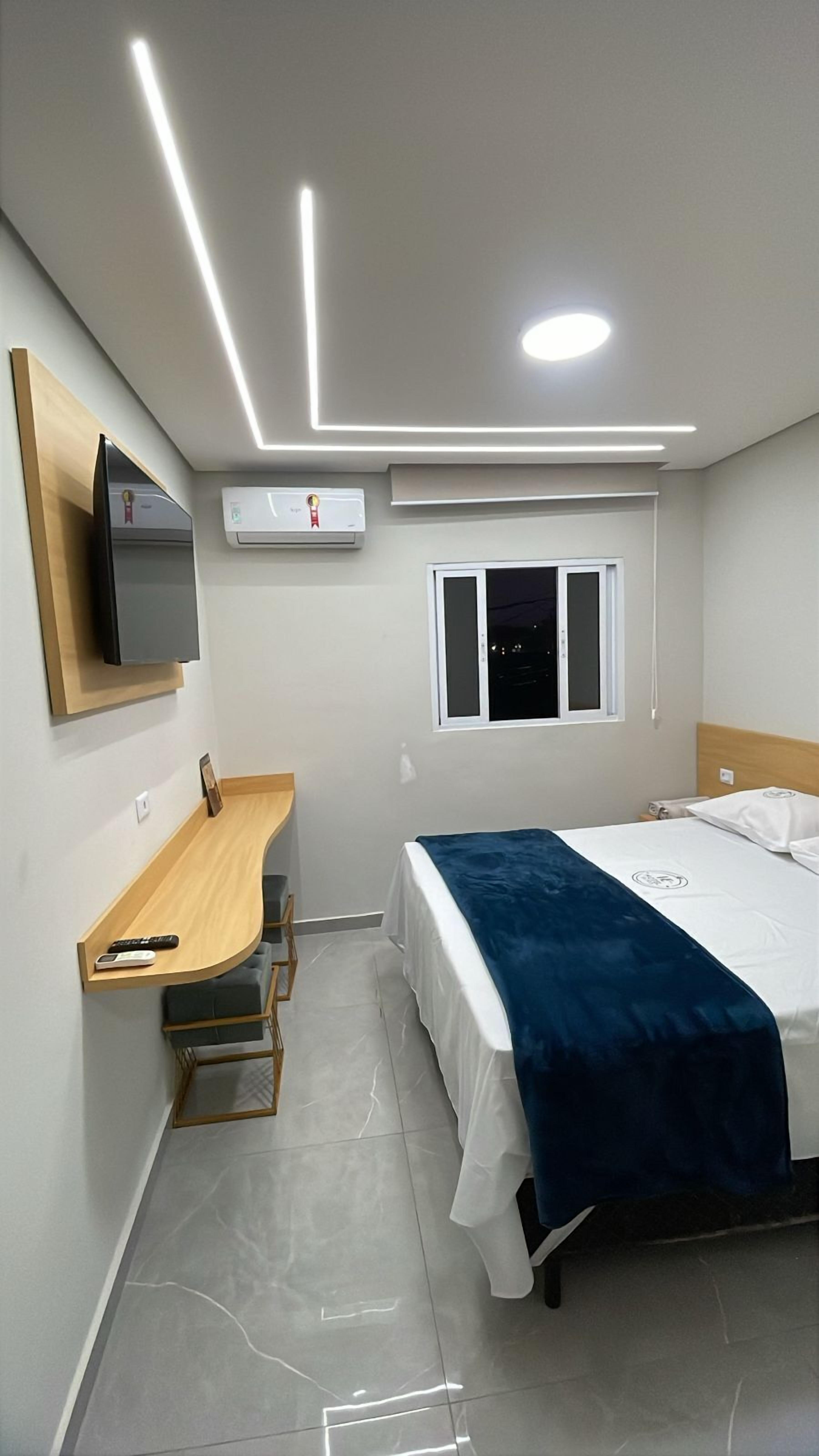 Quarto casal superior | Escrivaninha, Wi-Fi de cortesia, roupa de cama