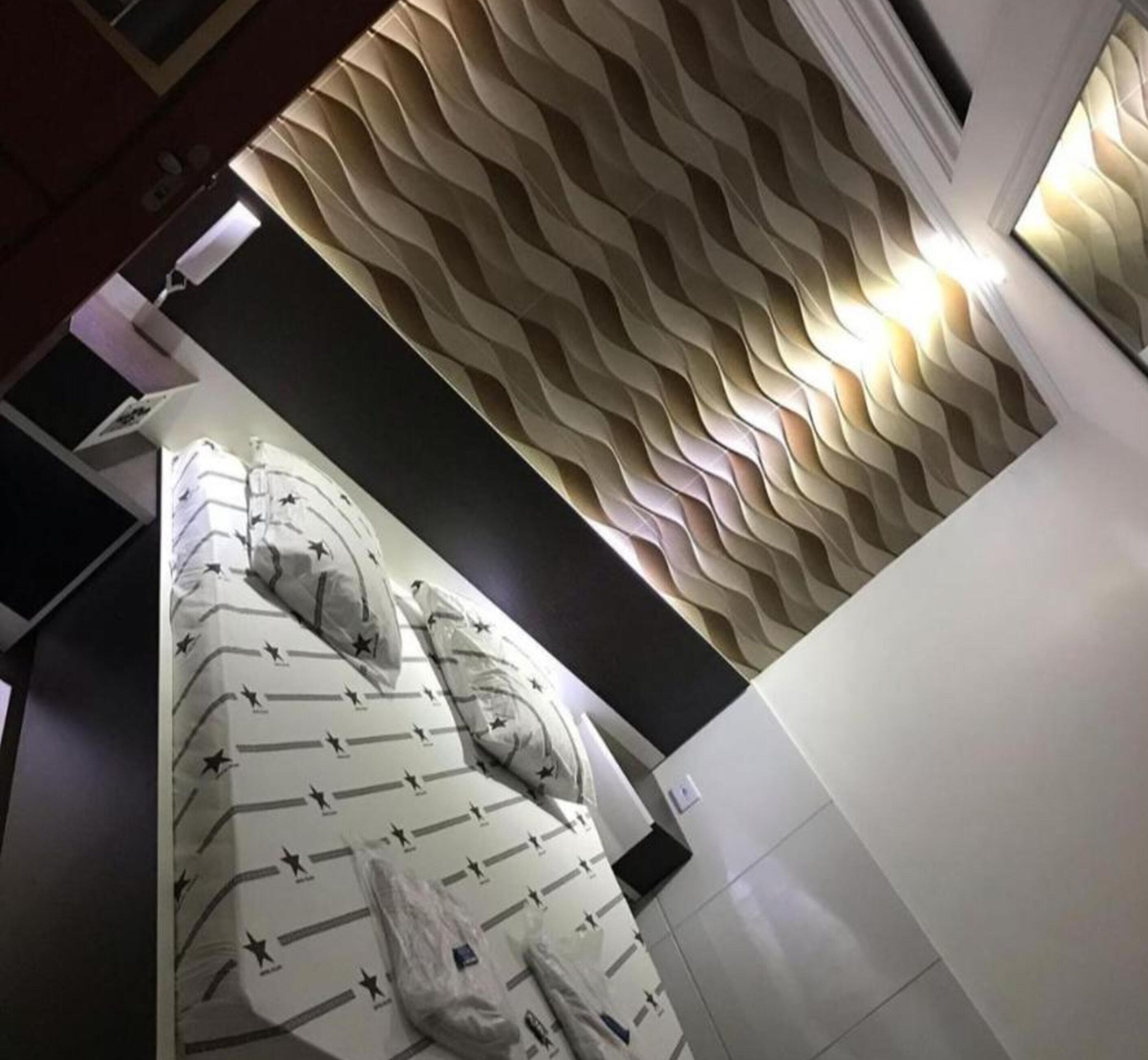 Escritorio, wifi gratis y ropa de cama 