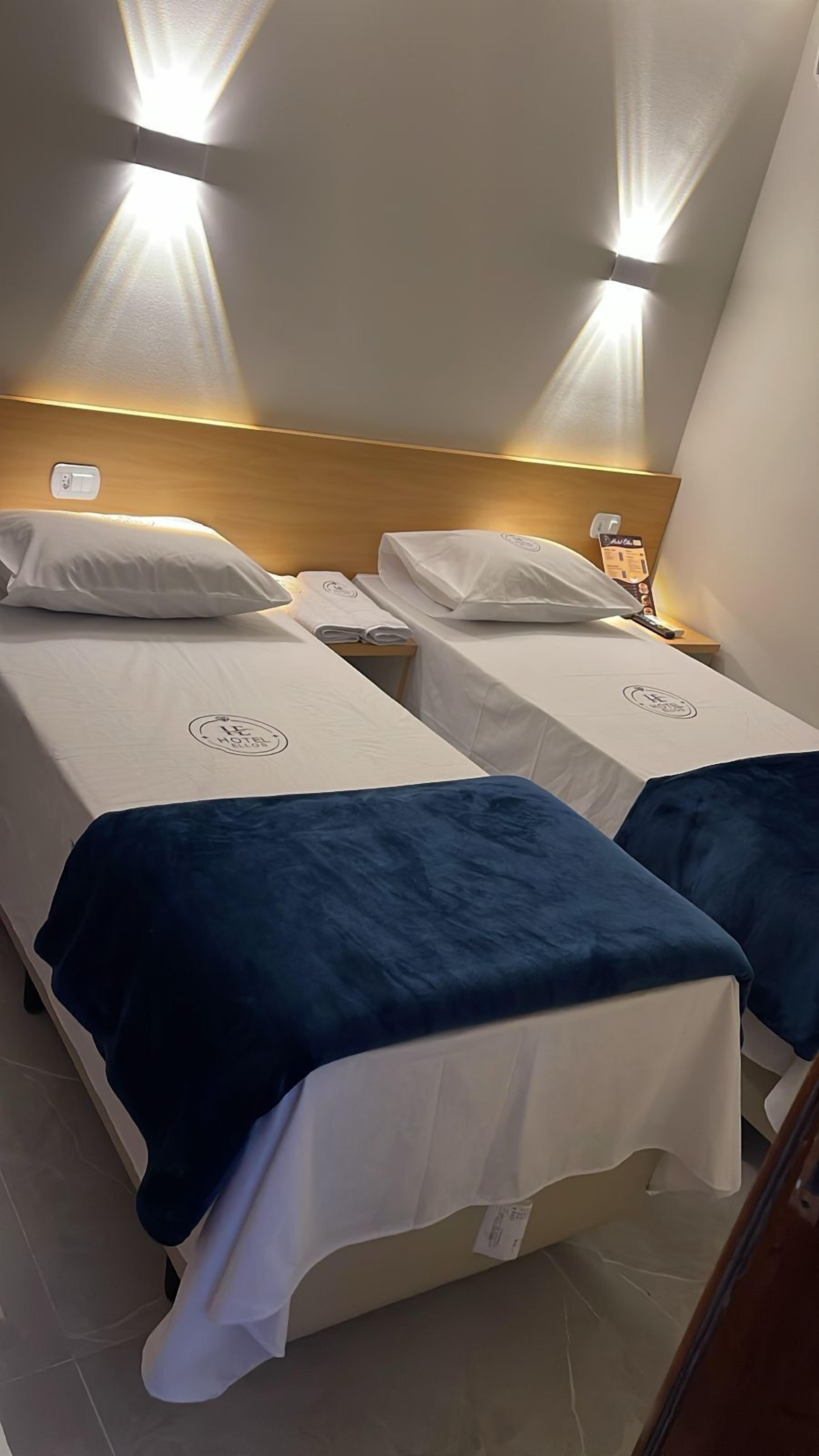 高级双床房 | 办公桌、免费 WiFi、床单