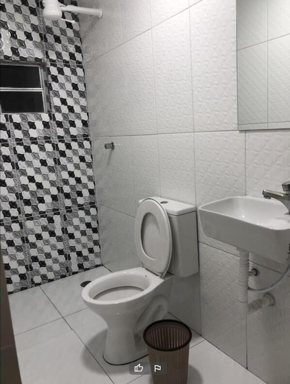 Comfort-værelse | Badeværelse | Bruser, gratis toiletartikler, håndklæder, Sæbe