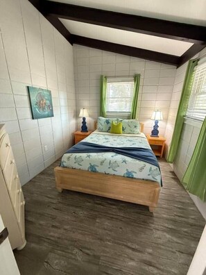 2 bedrooms, desk, iron/ironing board, free WiFi - Mint Mermaid Beach Cottage –Pets OK-2 min walk  to ocean (North Myrtle Beach)