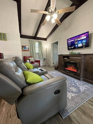 Smart TV, fireplace, books - Mint Mermaid Beach Cottage –Pets OK-2 min walk to ocean (North Myrtle Beach)