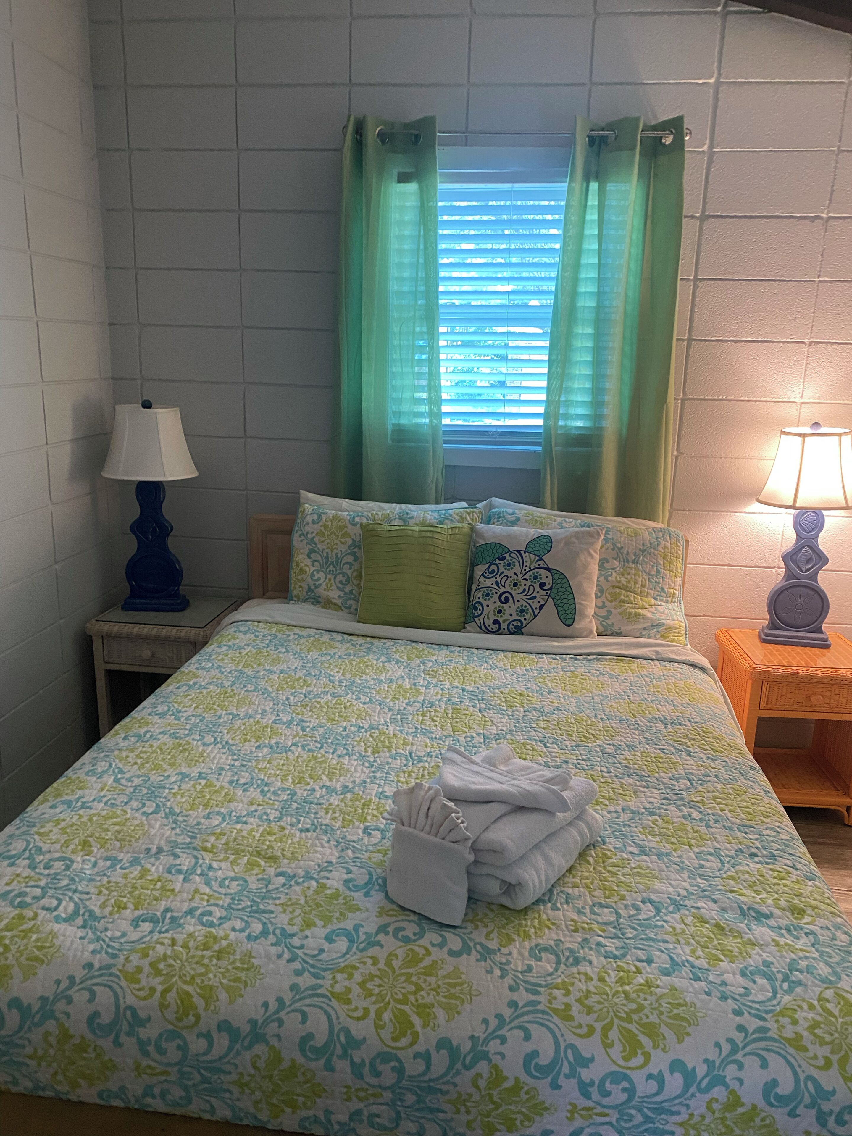 Cozy Beach cottage, walk 2 beach, parking, pets ok/fast Wi-Fi/golf cart option 