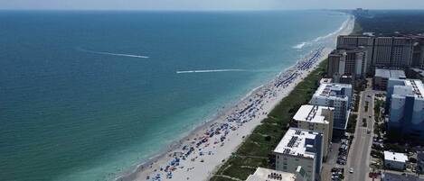 Una spiaggia nelle vicinanze, lettini da mare, teli da spiaggia