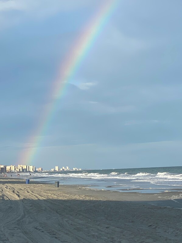 Sur la plage, chaise longue