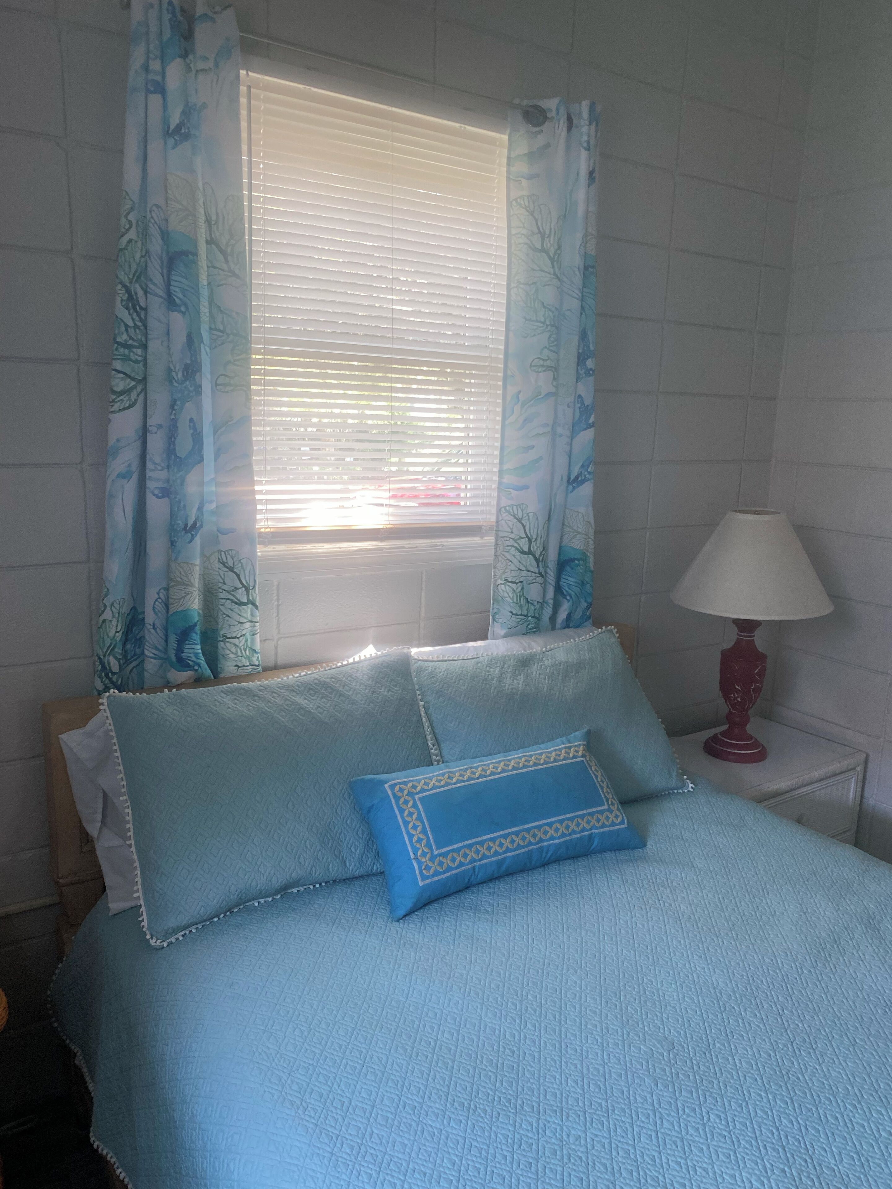 Cozy Beach cottage, walk 2 beach, parking, pets ok/fast Wi-Fi/golf cart option 