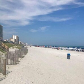 On the beach, sun loungers, beach towels - Mint Mermaid Beach Cottage –Pets OK-2 min walk to ocean (North Myrtle Beach)