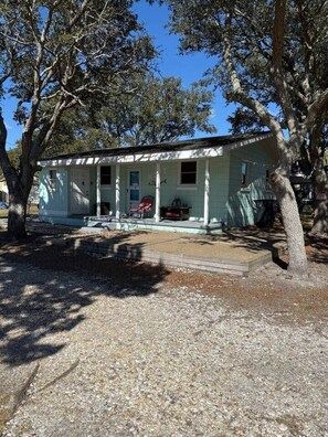 Exterior - Mint Mermaid Beach Cottage –Pets OK-2 min walk  to ocean (North Myrtle Beach)