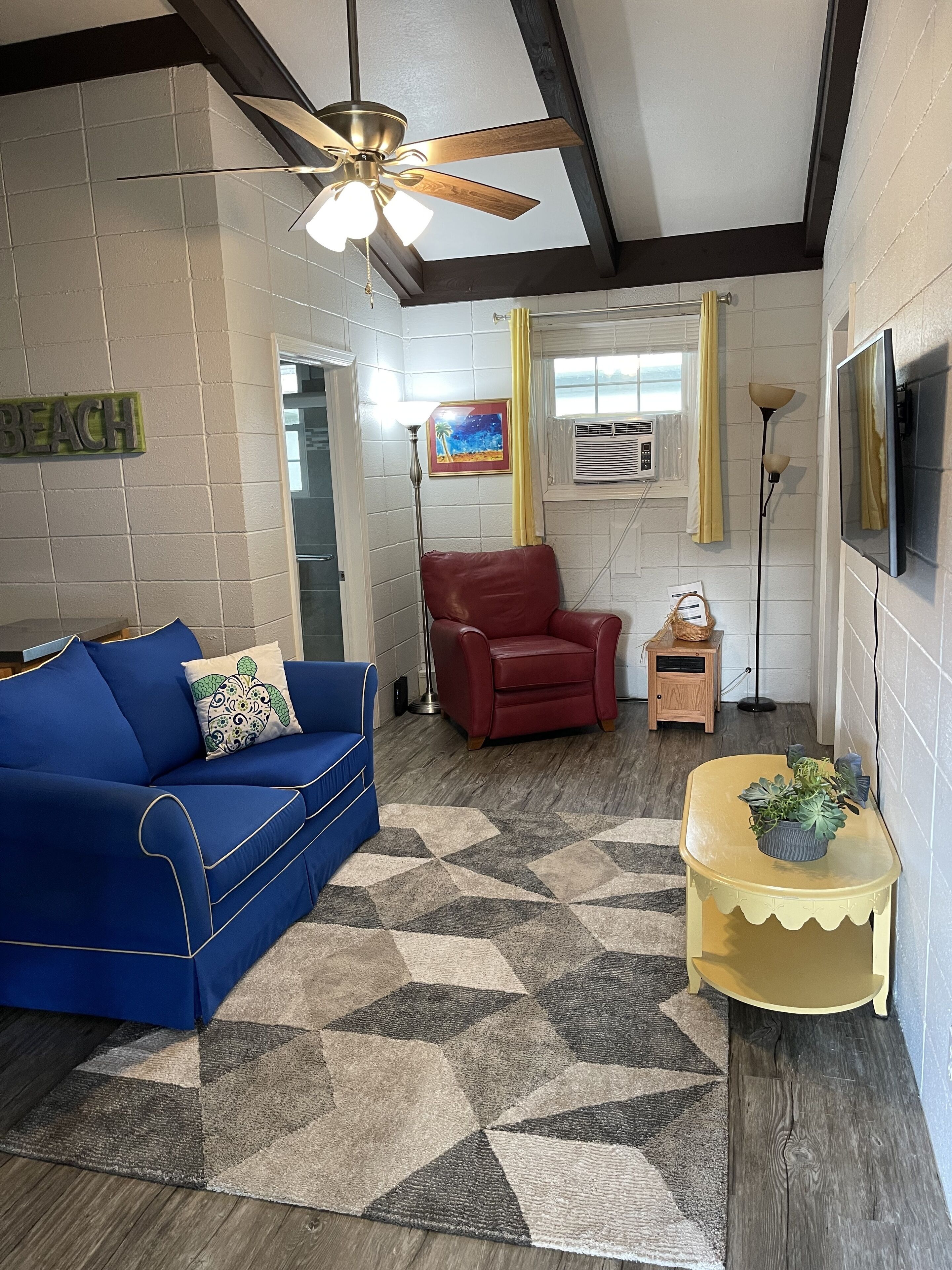 Cozy Beach cottage, walk 2 beach, parking, pets ok/fast Wi-Fi/golf cart option 