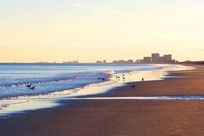 Beach nearby, sun-loungers, beach towels - Mint Mermaid Beach Cottage –Pets OK-2 min walk  to ocean (North Myrtle Beach)