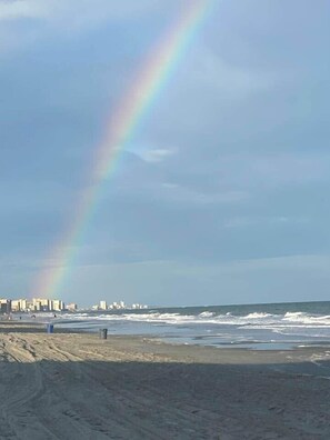 On the beach, sun loungers, beach towels - Mint Mermaid Beach Cottage –Pets OK-2 min walk to ocean (North Myrtle Beach)