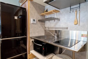 Réfrigérateur, micro-ondes, plaque de cuisson, bouilloire électrique