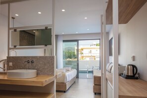 Superior Room with Sharing Pool | デスク、WiFi (無料)、ベッドシーツ