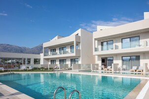 Una piscina al aire libre de temporada