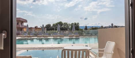 Superior Room with Private Pool | Bureau, Wi-Fi gratuit, draps fournis