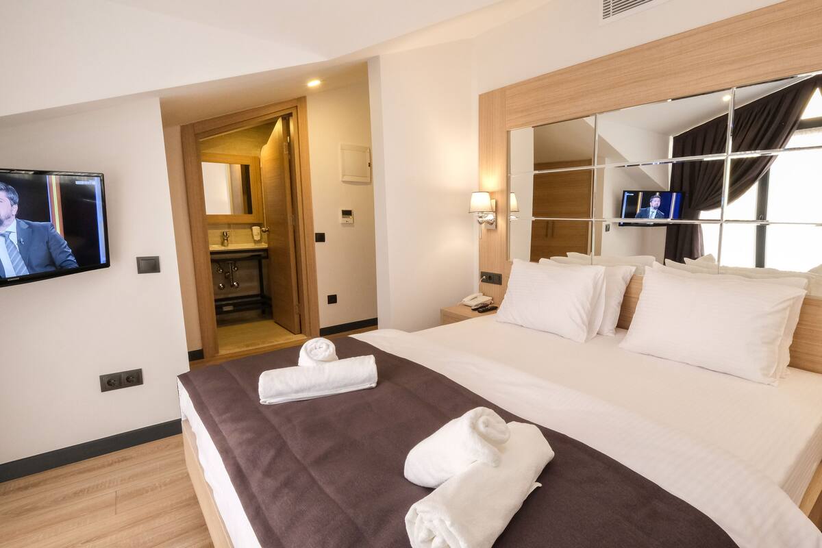 Standard Loft | In-room safe, laptop workspace, WiFi (free), bed sheets