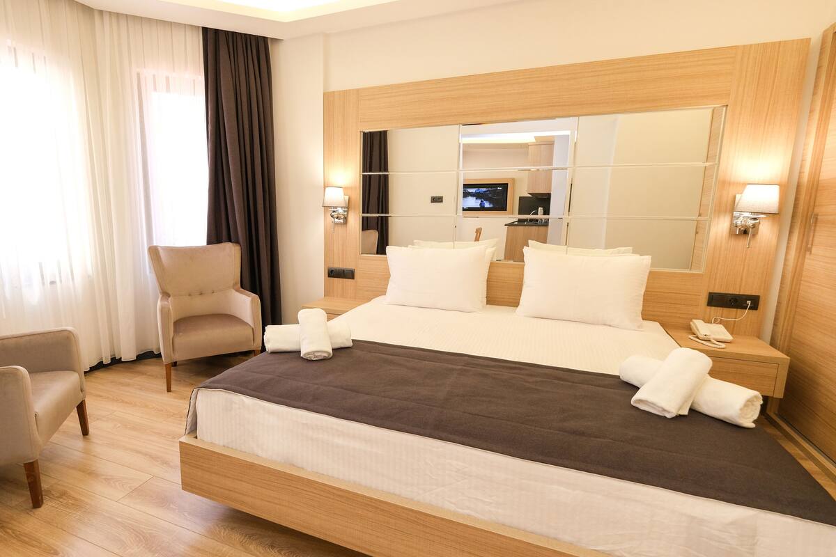 Superior Room, Kitchenette | In-room safe, laptop workspace, WiFi (free), bed sheets