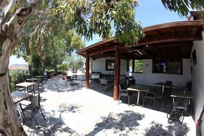 Outdoor dining - Hotel Villa Giulia (Porto Azzurro)