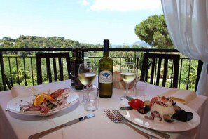 Outdoor dining - Hotel Villa Giulia (Porto Azzurro)