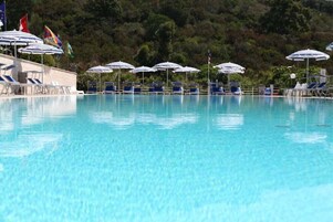 Una piscina al aire libre