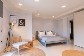 6 室のベッドルーム、デスク、WiFi (無料)、ベッドシーツ