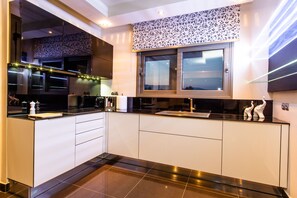 Kjøleskap, mikrobølgeovn, ovn og vannkoker