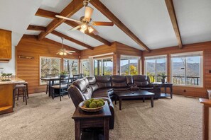 Televisie, een open haard en een dvd-speler