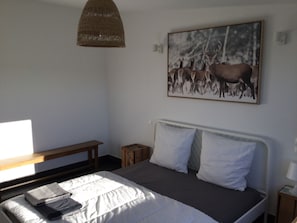 2 habitaciones, cuna de viaje y ropa de cama 