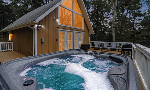 Hot Tub, Fire Pit, Deck, Grill, WiFi, Dog-Friendly
