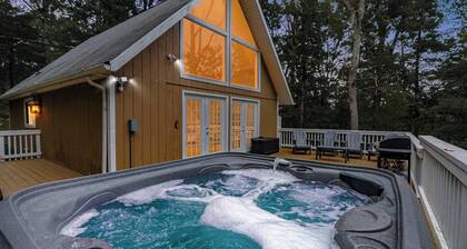 Hot Tub, Fire Pit, Deck, Grill, WiFi, Dog-Friendly