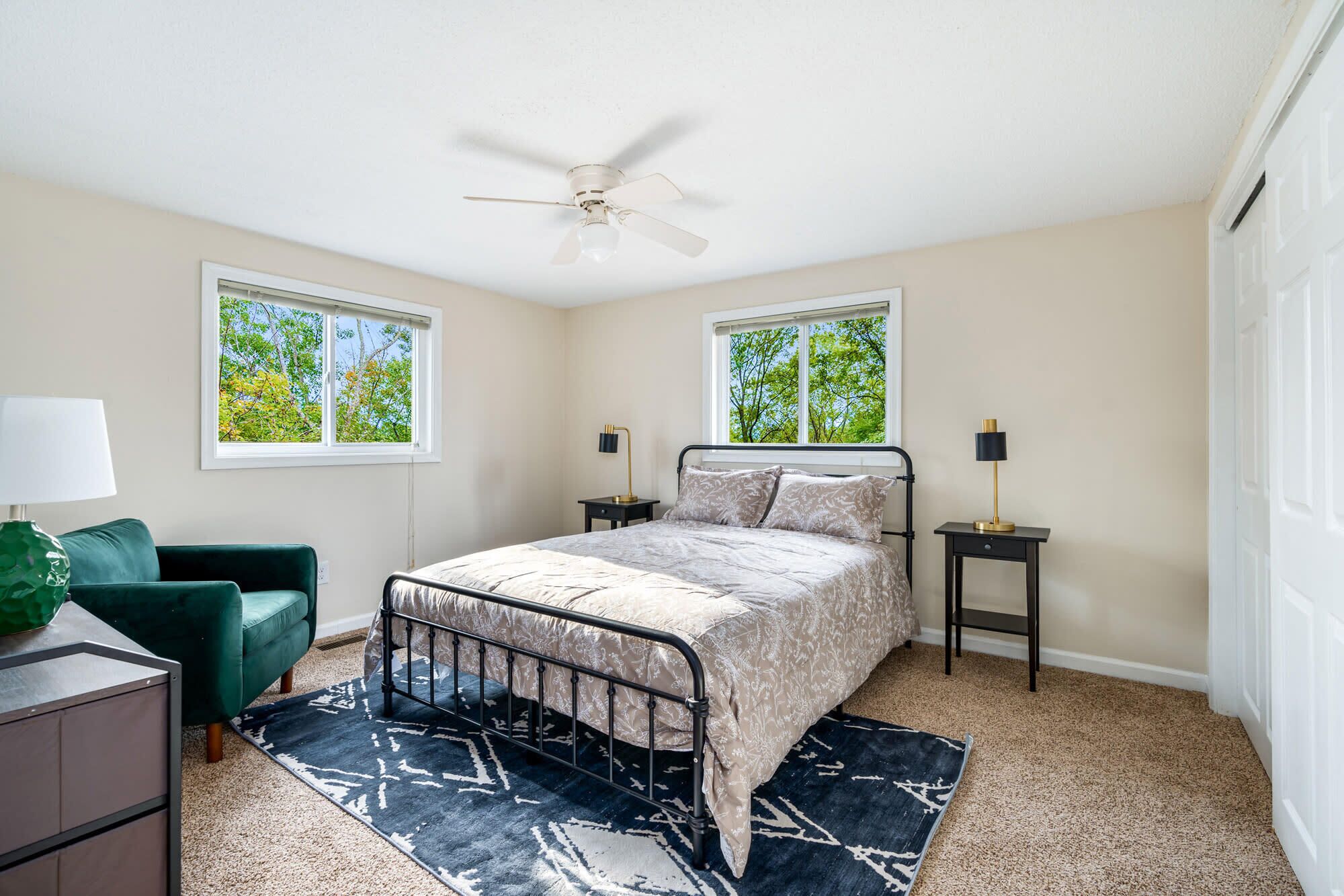 2 多间卧室、熨斗/熨衣板、WiFi、床单