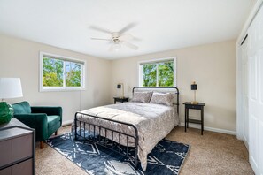 2 bedrooms, iron/ironing board, WiFi, bed sheets - Hot Tub, Fire Pit, Deck, Grill, WiFi, Dog-Friendly (Gerrardstown)