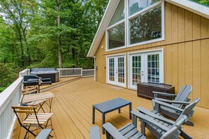 Terrace/patio - Hot Tub, Fire Pit, Deck, Grill, WiFi, Dog-Friendly (Gerrardstown)