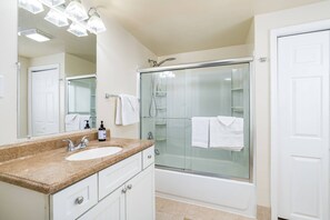 Bañera, secador de pelo, toallas