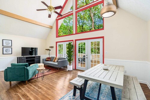 Hot Tub, Fire Pit, Deck, Grill, WiFi, Dog-Friendly