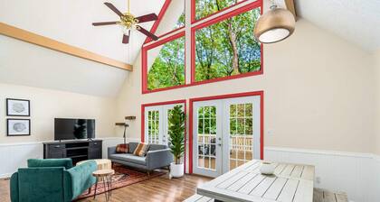 Hot Tub, Fire Pit, Deck, Grill, WiFi, Dog-Friendly