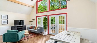 Hot Tub, Fire Pit, Deck, Grill, WiFi, Dog-Friendly