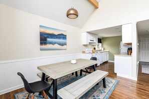 Dining - Hot Tub, Fire Pit, Deck, Grill, WiFi, Dog-Friendly (Gerrardstown)