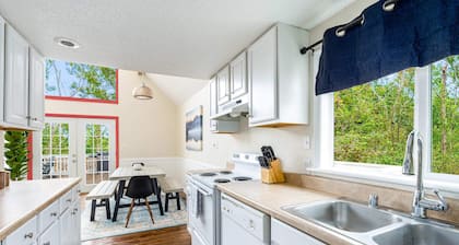 Hot Tub, Fire Pit, Deck, Grill, WiFi, Dog-Friendly