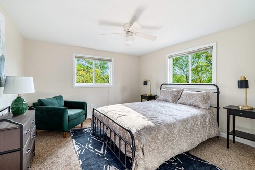 Hot Tub, Fire Pit, Deck, Grill, WiFi, Dog-Friendly
