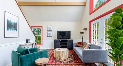 Hot Tub, Fire Pit, Deck, Grill, WiFi, Dog-Friendly