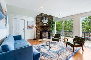 Télévision, cheminée, espaces bureaux