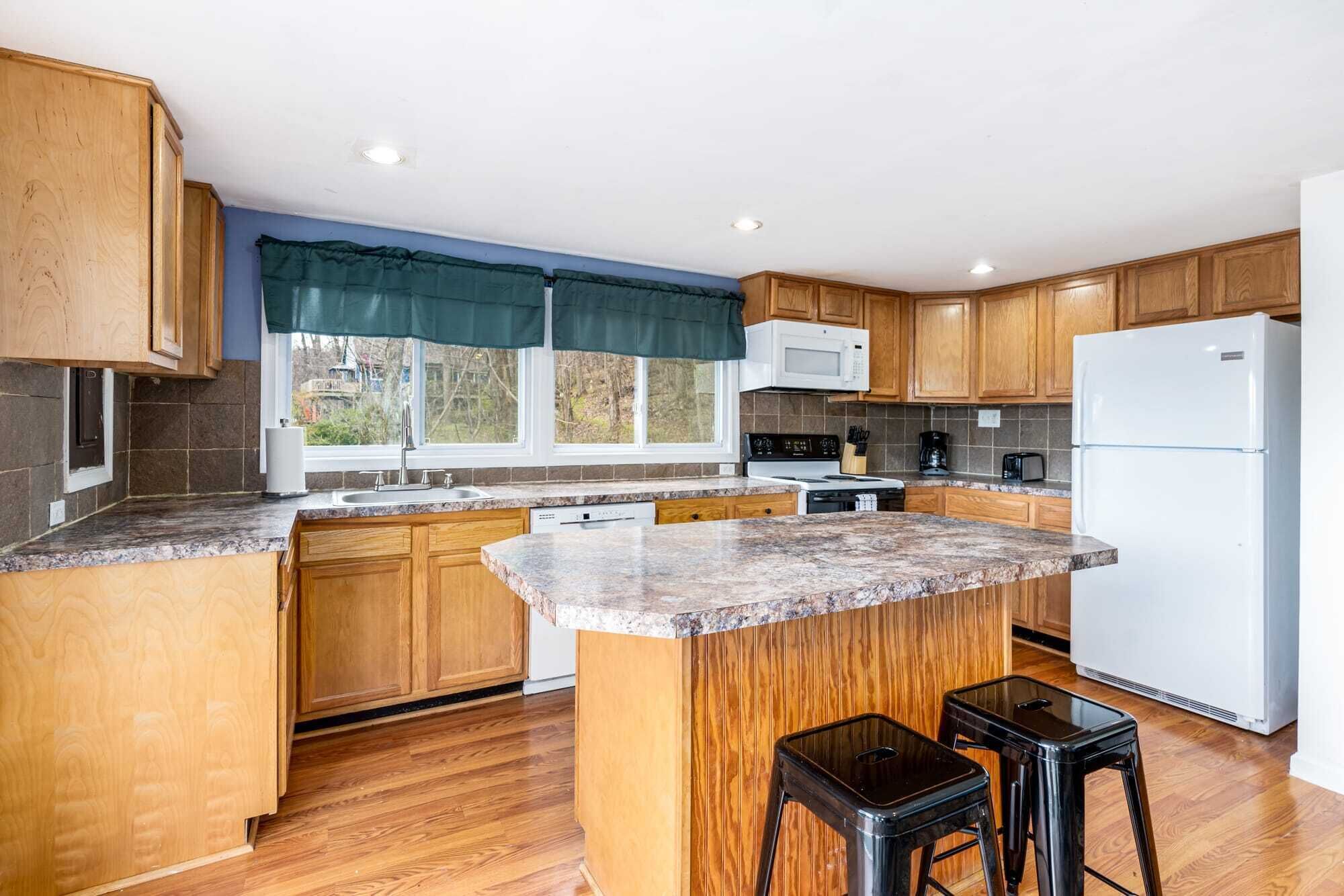 Kjøleskap, mikrobølgeovn, ovn og kokeplater