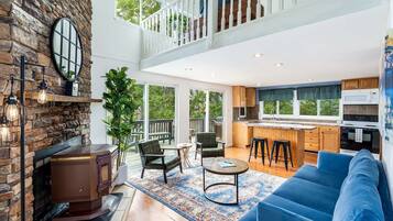 Een televisie, een open haard en een kantoor